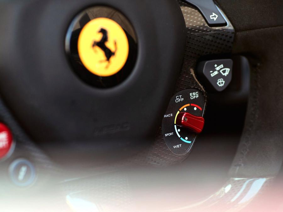Детали интерьера Ferrari LaFerrari Aperta 2017 года  (фото 17 из 36)